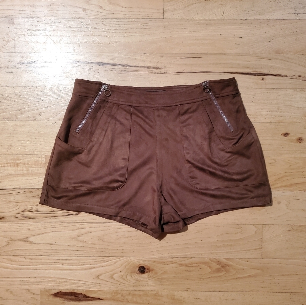 Lumiere Woven Velvet Feel Zipper Pockets Brown Camel Shorts Jr Size Large NWT